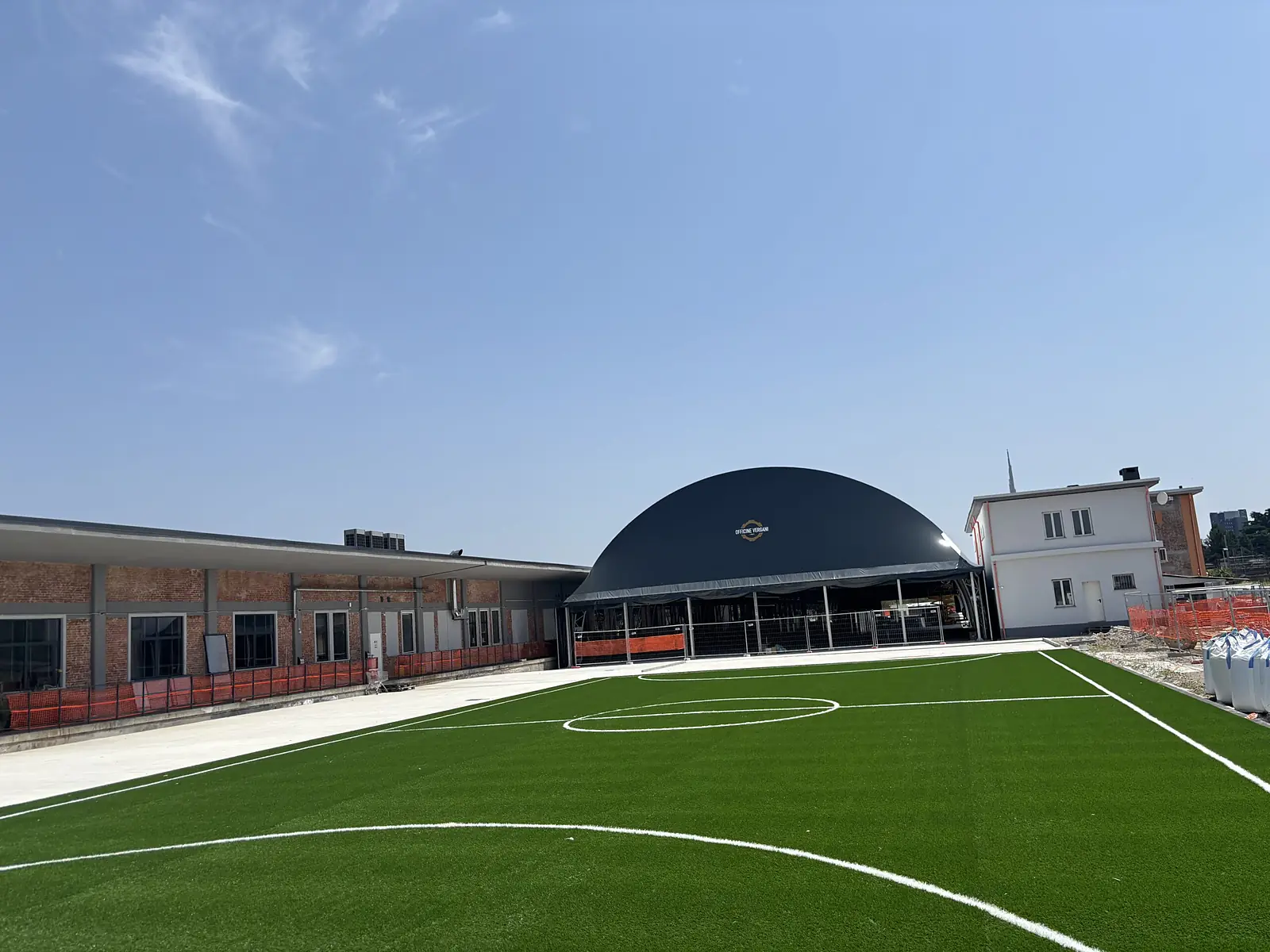 Campo da calcio in erba sintetica appena realizzato da SB Sport