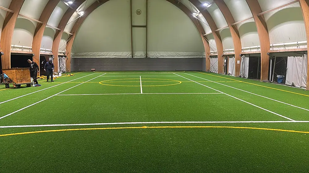 Campo centrale di un impianto indoor in erba sintetica
