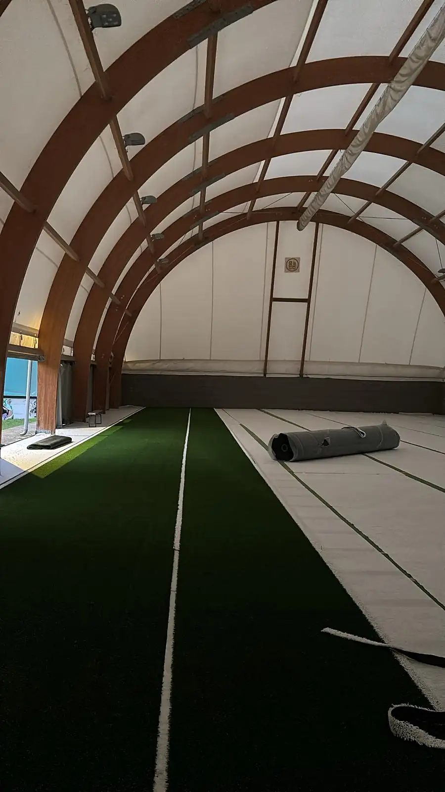 Corsia di un impianto sportivo indoor in erba sintetica