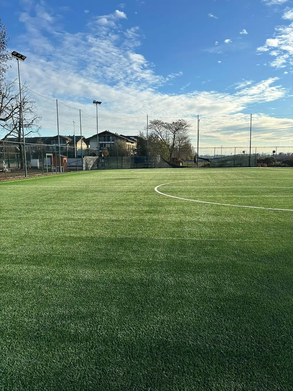 Campo da calcio in erba sintetica sotto un cielo sereno